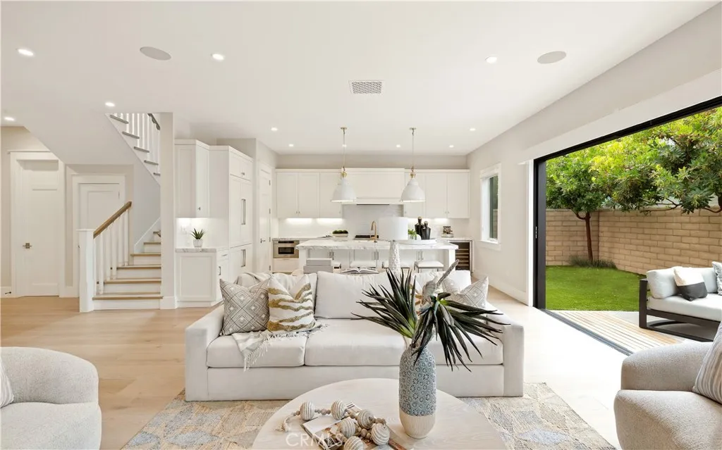 387 La Perle Place, Costa Mesa, California 92627 home-pic-1