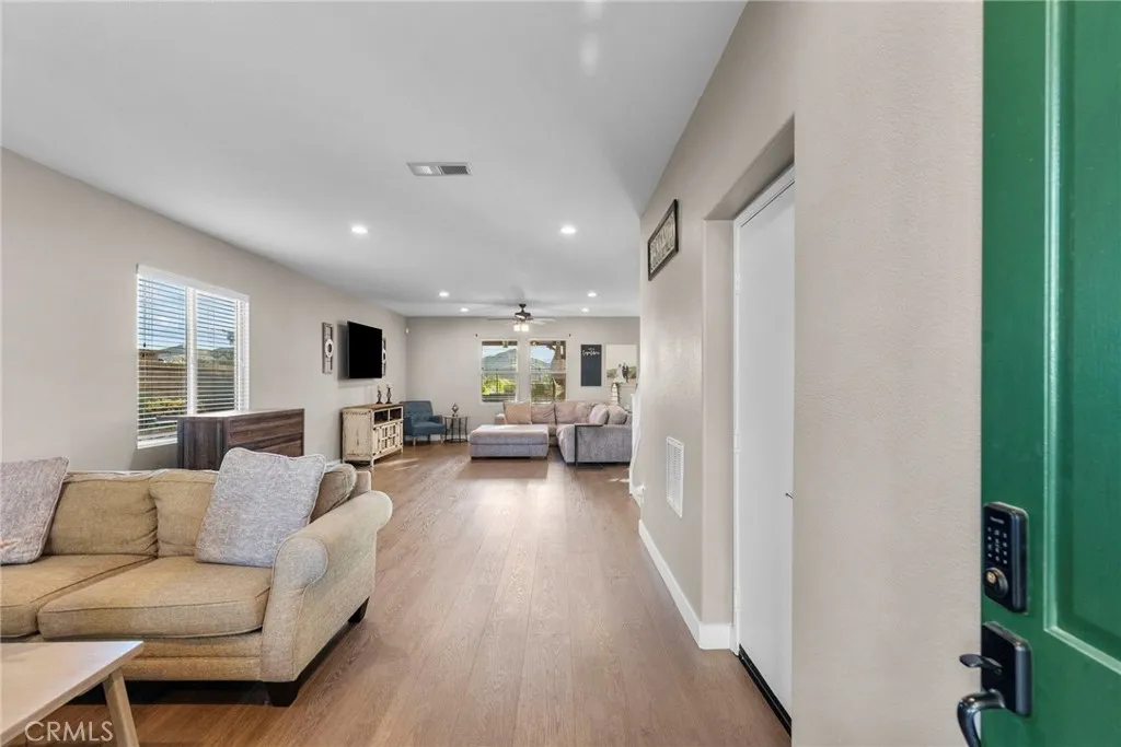 28328 Alton Way, Castaic, California 91384 home-pic-3