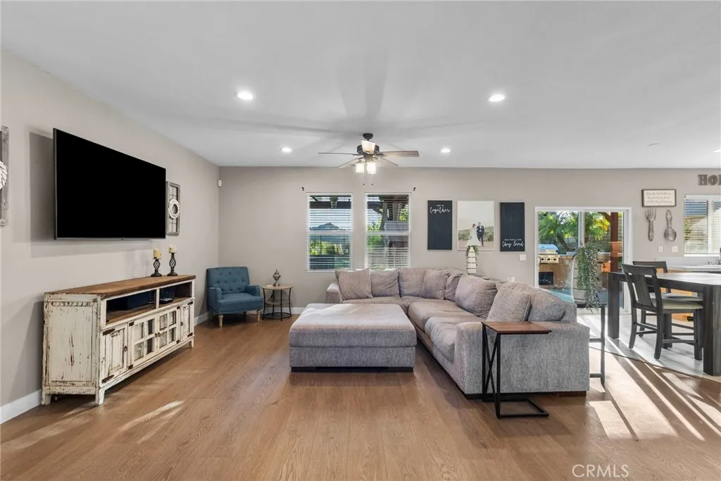 28328 Alton Way, Castaic, California 91384 home-pic-4