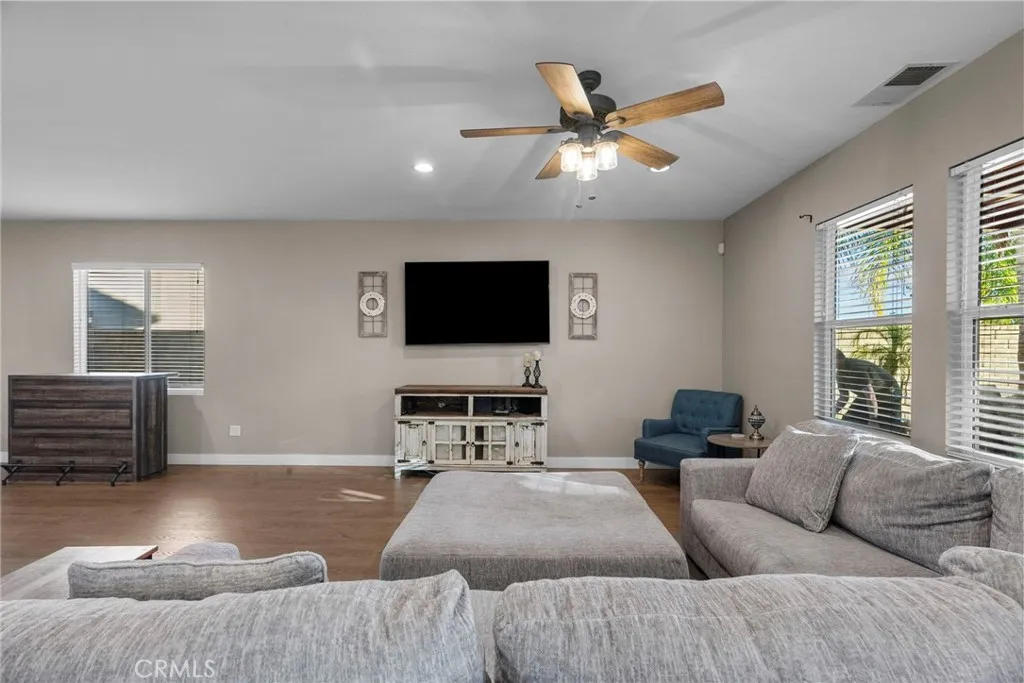 28328 Alton Way, Castaic, California 91384 home-pic-5