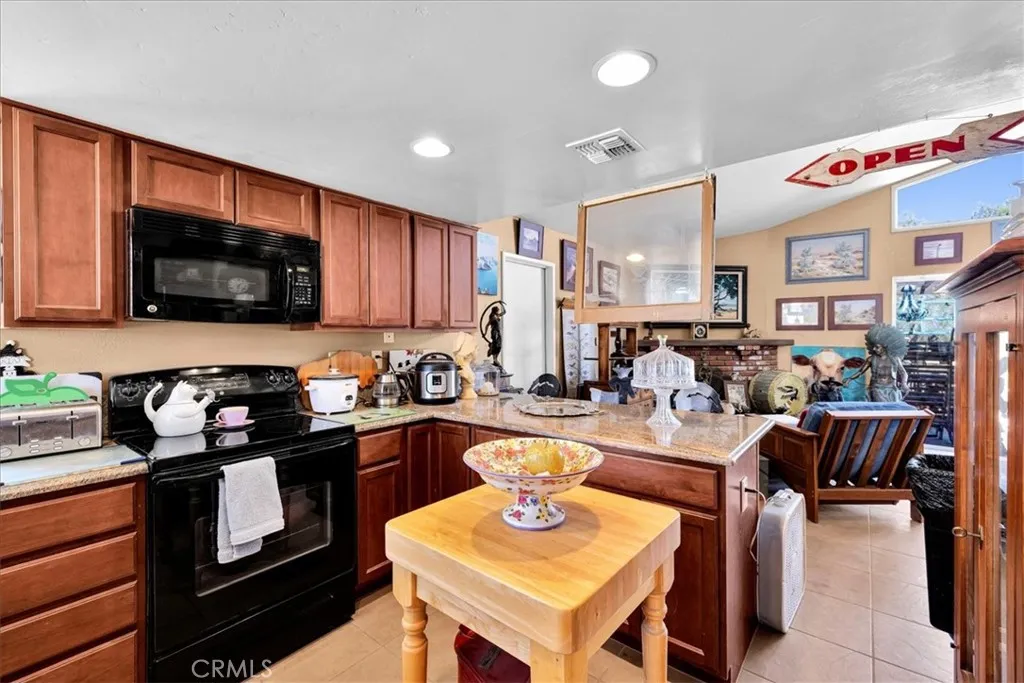 56810 Chipmunk Trail, Yucca Valley, California 92284 home-pic-9