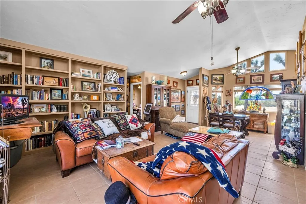 56810 Chipmunk Trail, Yucca Valley, California 92284 home-pic-6