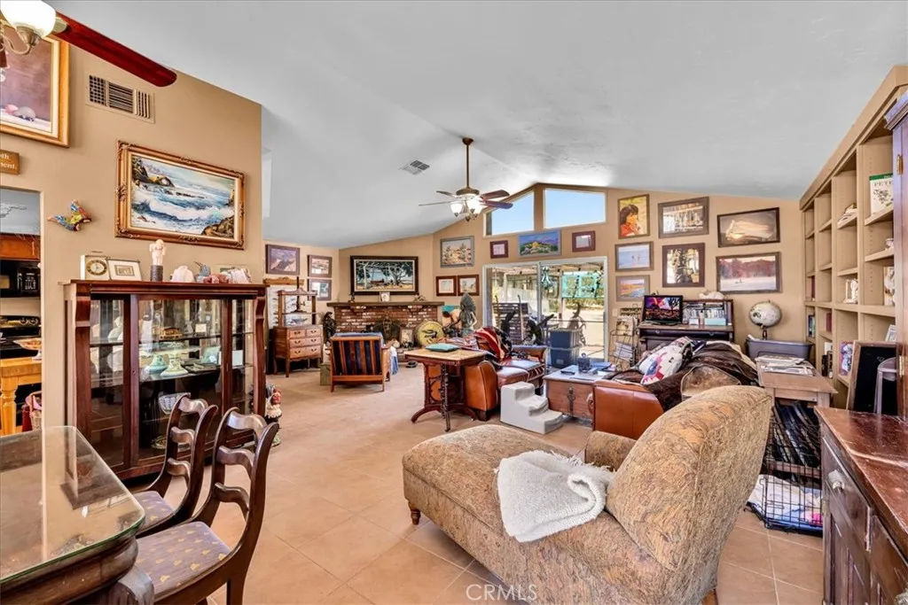 56810 Chipmunk Trail, Yucca Valley, California 92284 home-pic-4