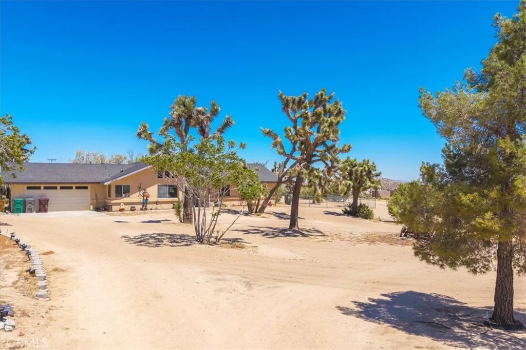 56810 Chipmunk Trail, Yucca Valley, California 92284 home-pic-3