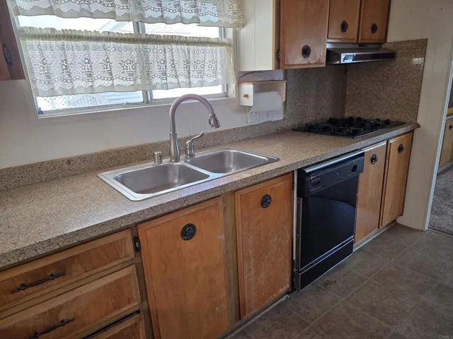 Double sinks and gas cooking in the kitchen!