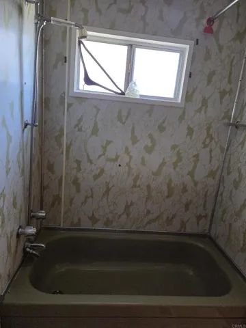 Guest bath with tub/shower combo