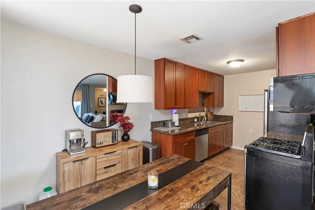 1194 Border Avenue A, Corona, California 92882 home-pic-19