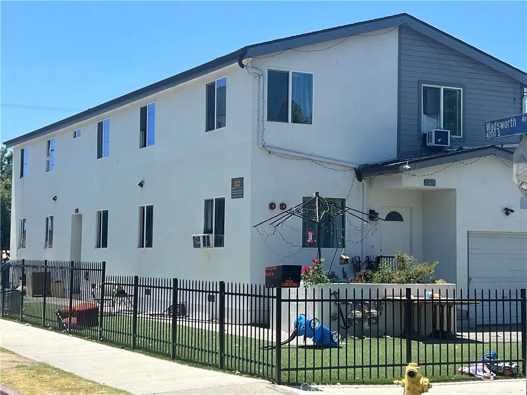 948 E 42nd Place, Los Angeles, California 90011 home-pic-1