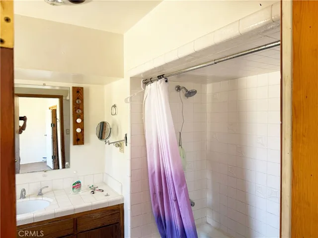 Main House Bedroom 1  Bathroom