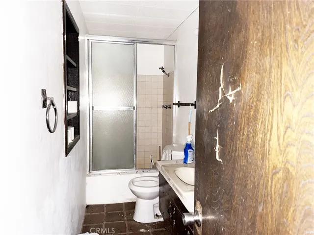 Main House 2nd Bathroom