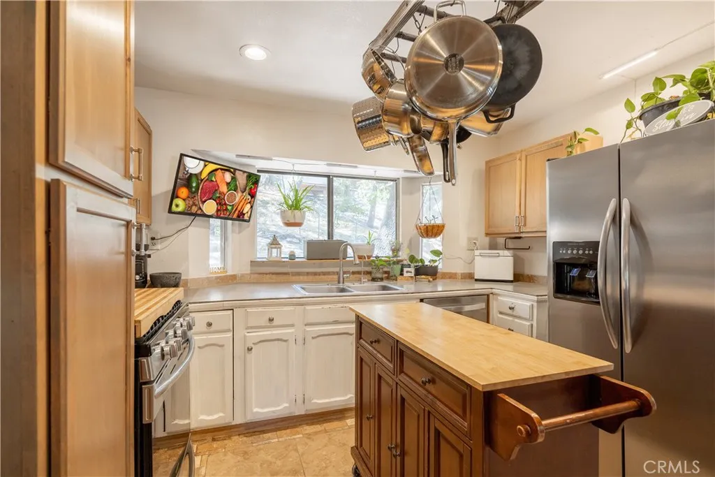 583 Arbula Drive, Crestline, California 92325 home-pic-8