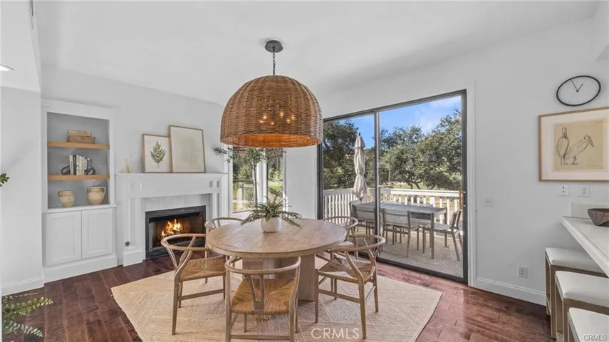 Family Room w Fireplace