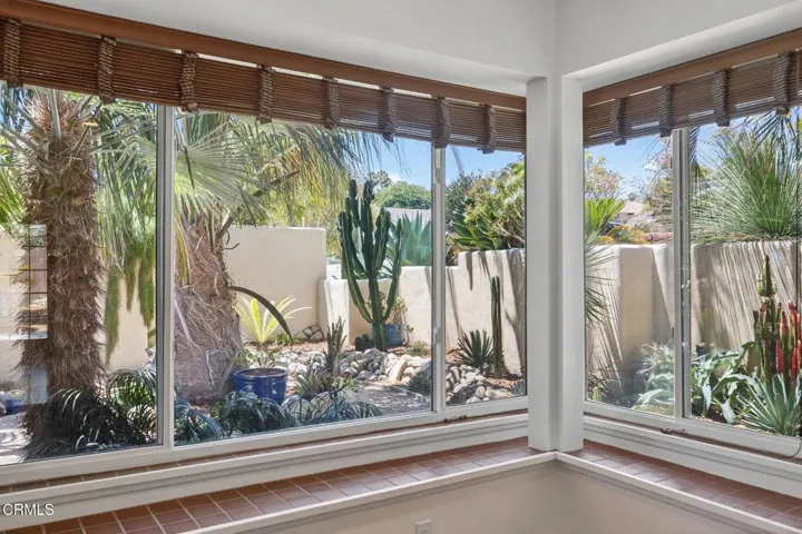 LR Windows to Front Yard