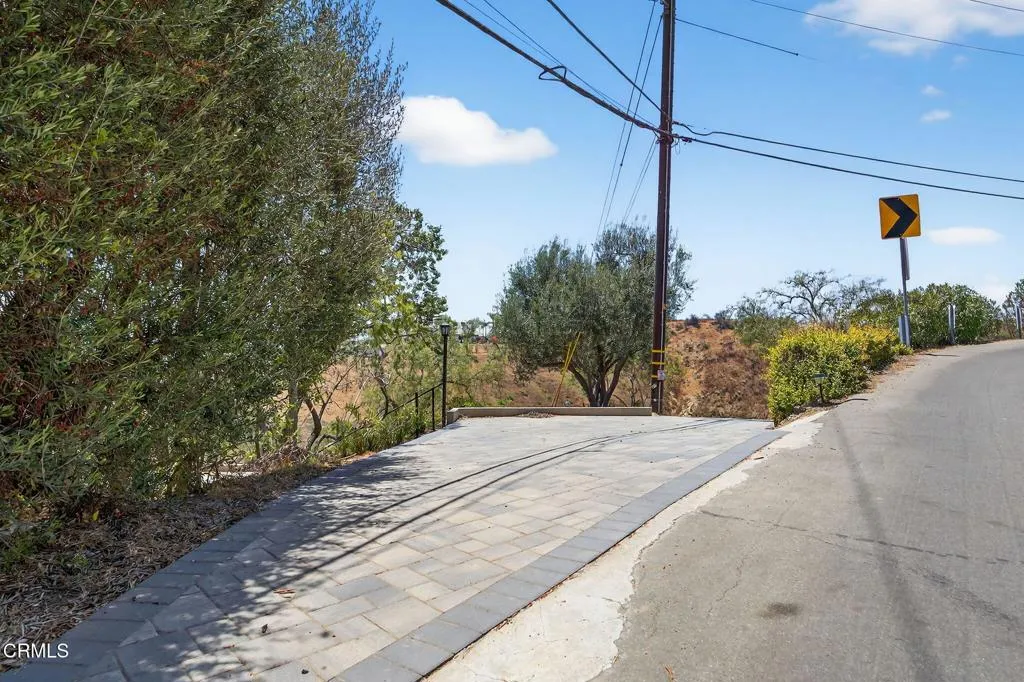 23-web-or-mls-UpmarketMedia_375H-40a