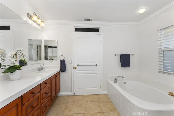 Master also has a separate tub