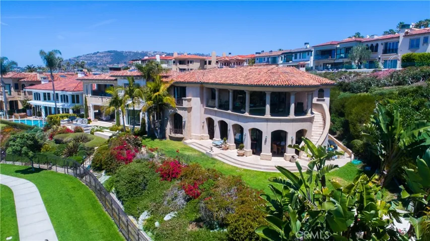 Aerial view shows large lot size.  Over 120' of ocean frontage.  Typical lots on front row have 60'.