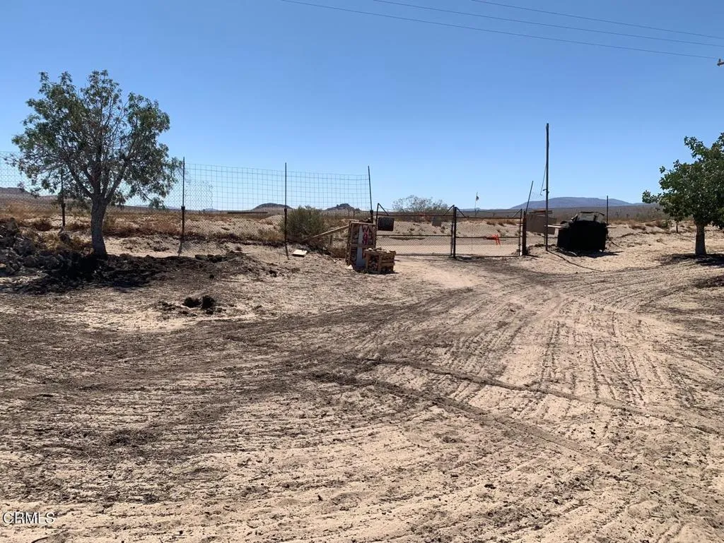 10080 Santa Fe Fire Road, Lucerne Valley, California 92356 home-pic-6