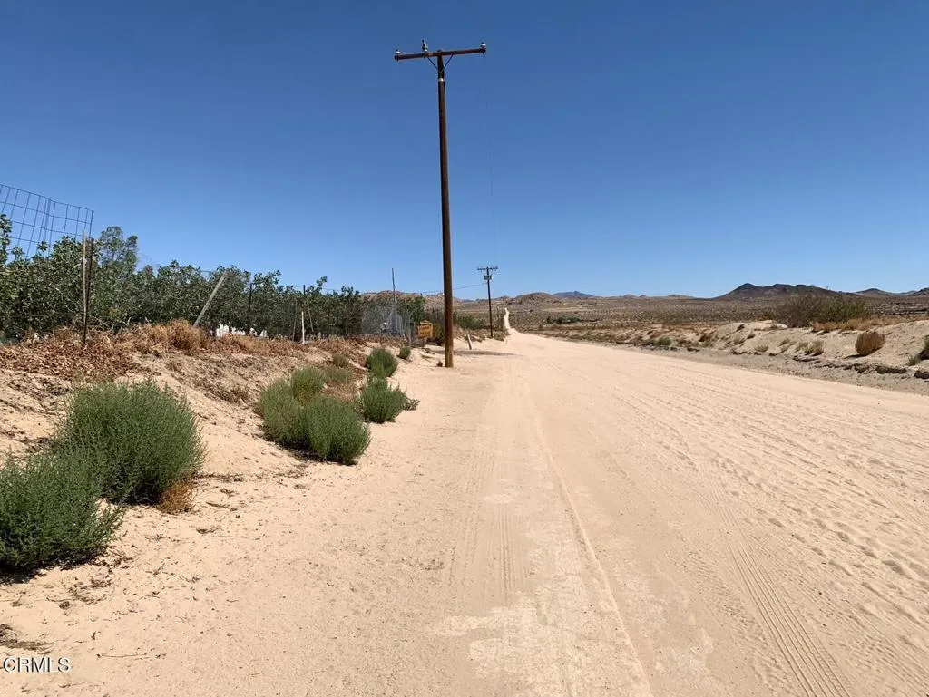 10080 Santa Fe Fire Road, Lucerne Valley, California 92356 home-pic-2