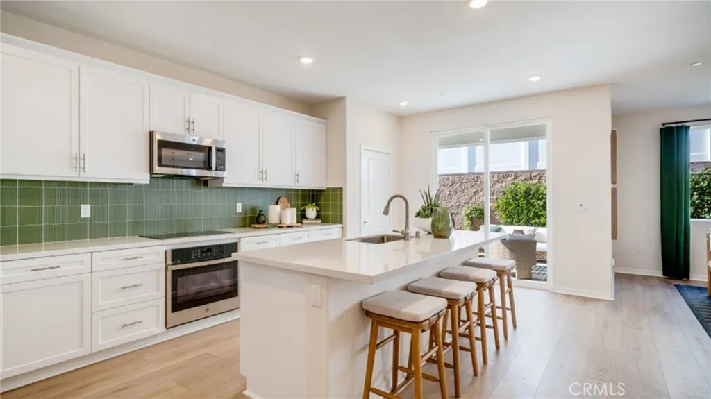 31664 Viviante Drive, Winchester, California 92596 home-pic-1