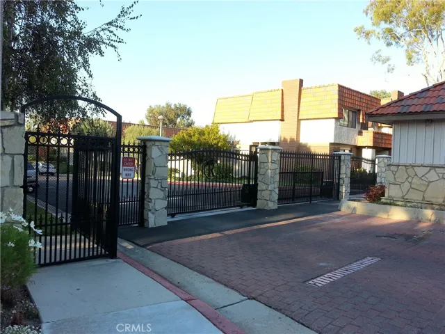 Pedestrian Gate to complex