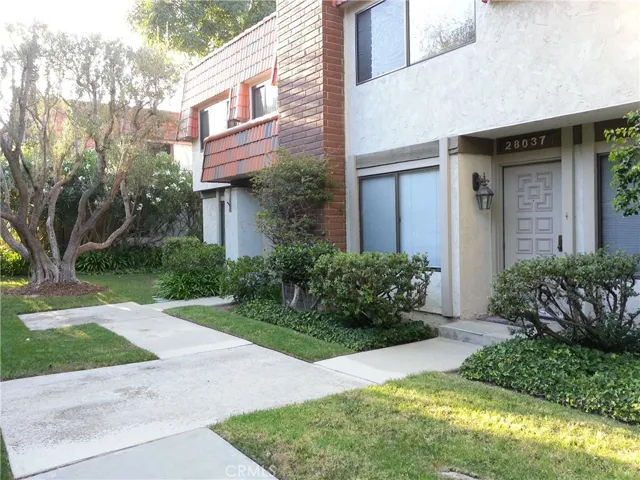 Welcome home to 28037 Ridgebrook Ct!