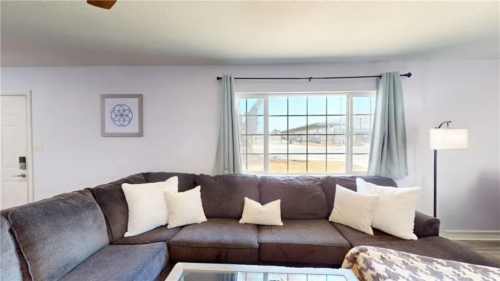 18271 Treleven Avenue, Lake Elsinore, California 92530 home-pic-2