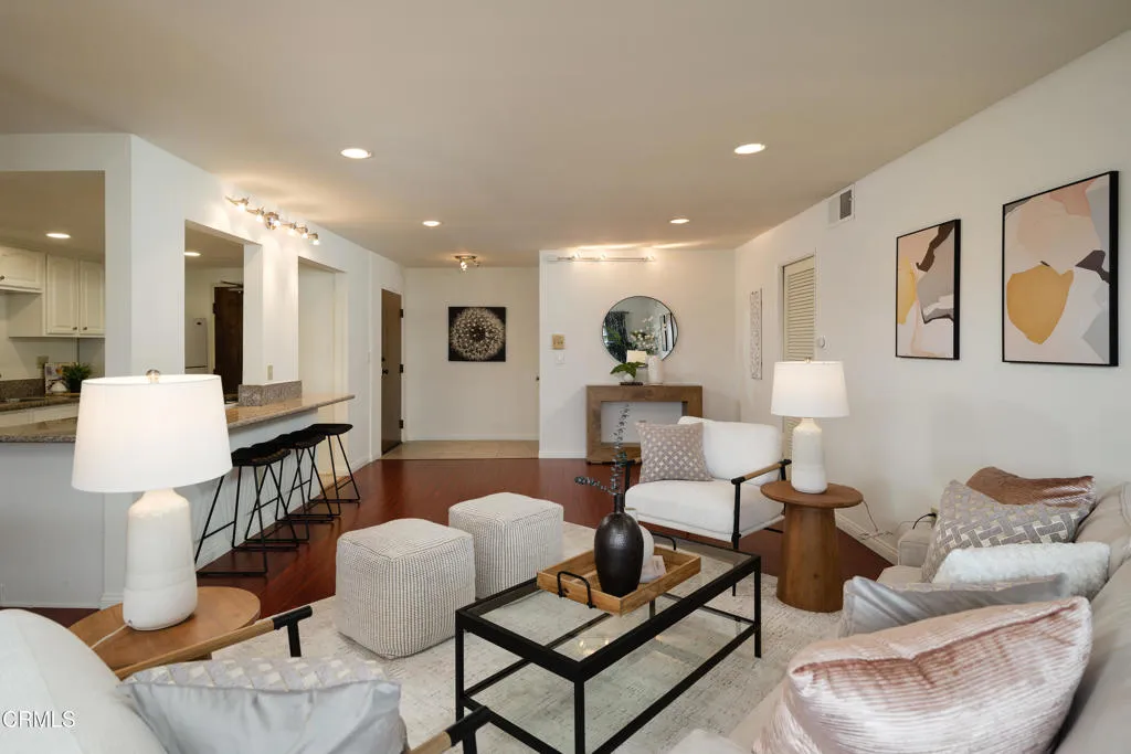 266 S Madison Avenue 105, Pasadena, California 91101, 2 Bedrooms Bedrooms, ,2 BathroomsBathrooms,Residential Lease,For Rent,Madison,P1-23437