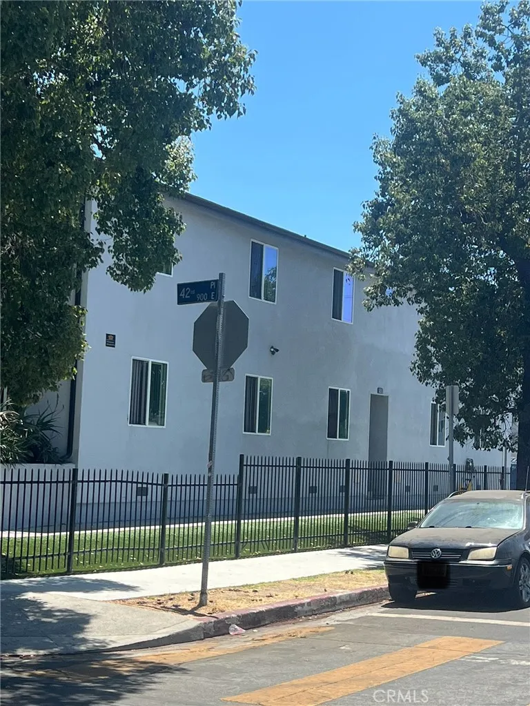 972 E 42nd Place, Los Angeles, California 90011 home-pic-1