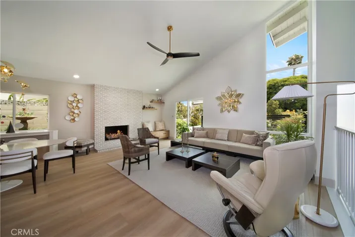Bright open floor plan, vaulted ceiling living room