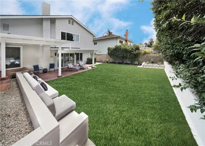 Beverly Hills privacy hedge and custom bench