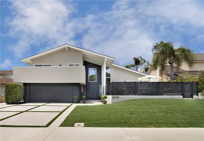 Midcentury custom courtyard & driveway