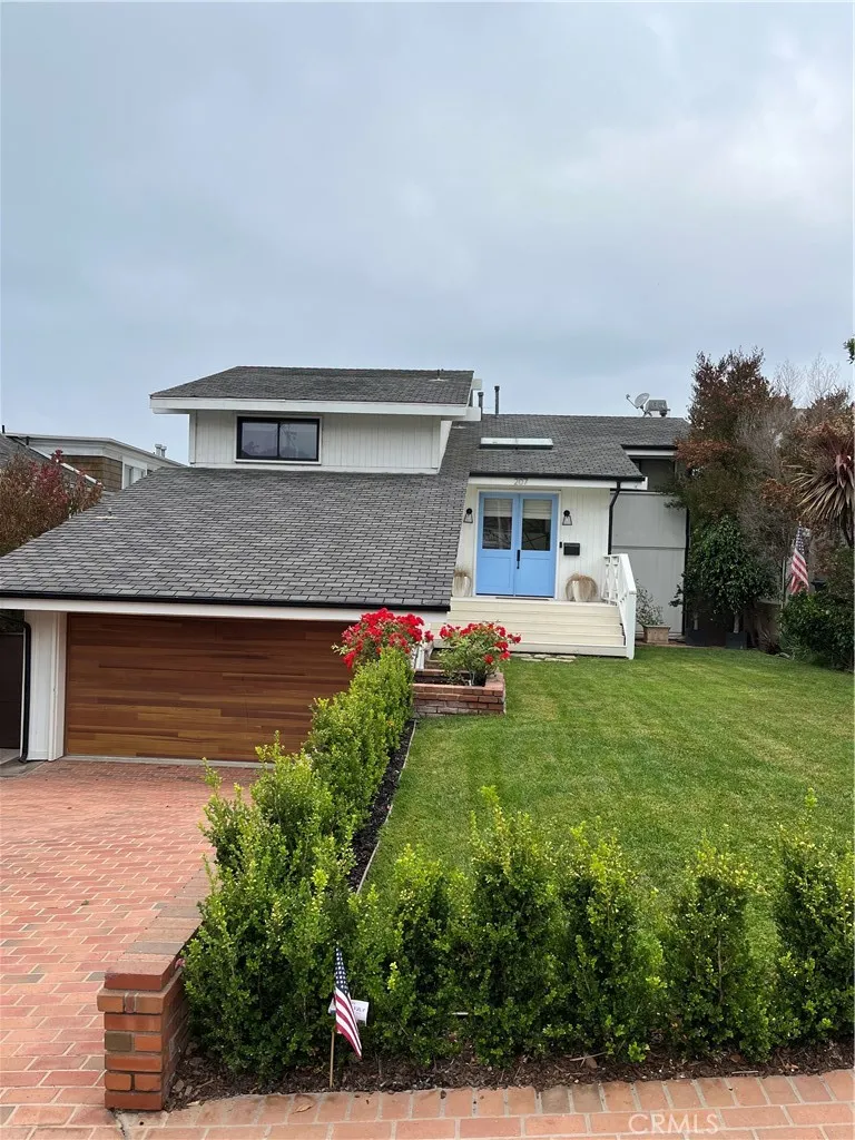 207 S Poinsettia Avenue, Manhattan Beach, California 90266, 4 Bedrooms Bedrooms, ,6 BathroomsBathrooms,Residential,For Sale,Poinsettia,SB25169340