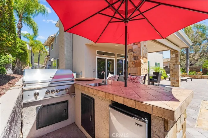 Entertain in this wonderful BBQ area w solar lighting