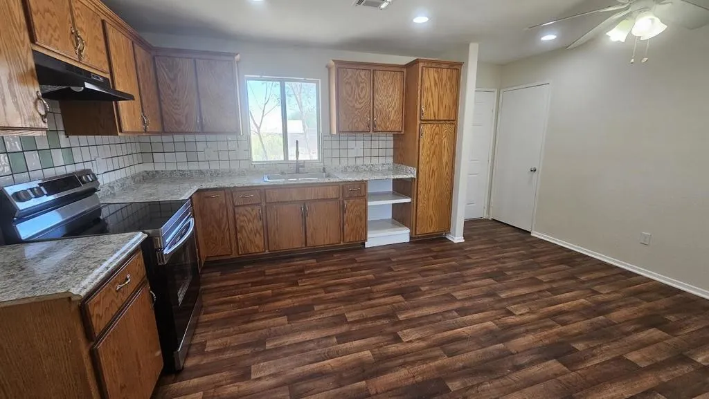1288 Black Sea Avenue, Thermal, California 92274 home-pic-5