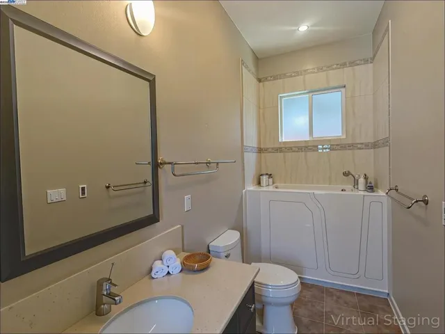 Guest Bath - Virtual Staging
