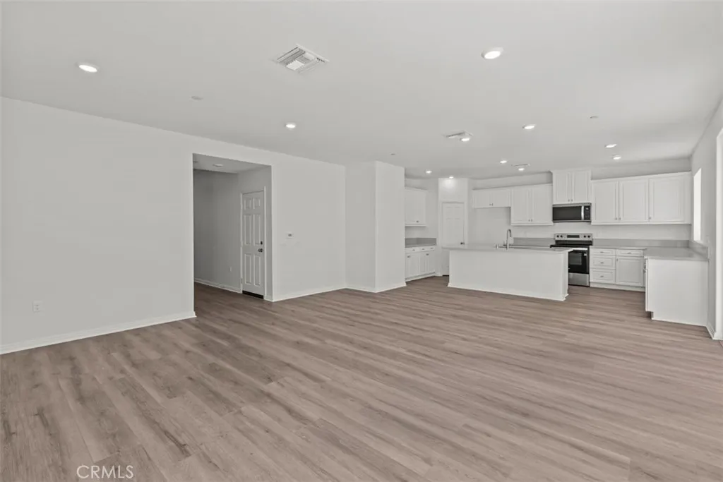 4746 Sicily Drive, Lake Elsinore, California 92530 home-pic-1