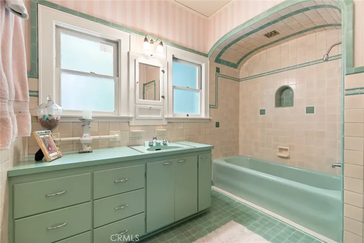 Guest Bathroom - 1st Floor
