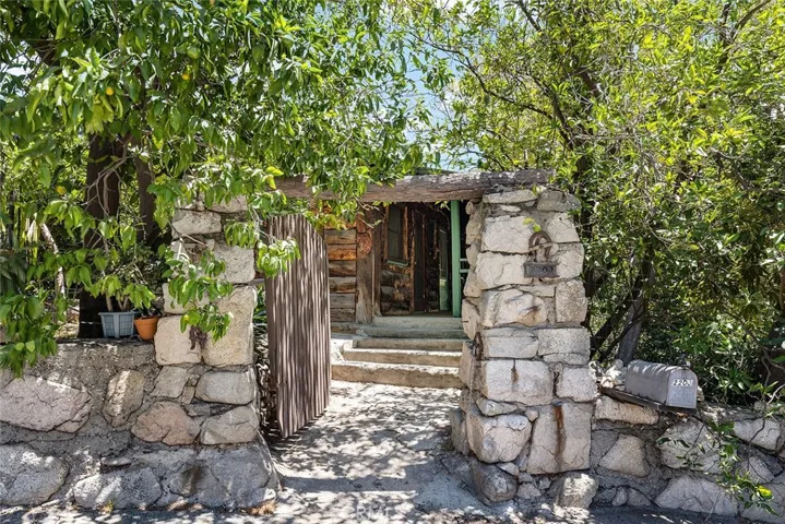 2200 Shields Street, La Crescenta, California 91214