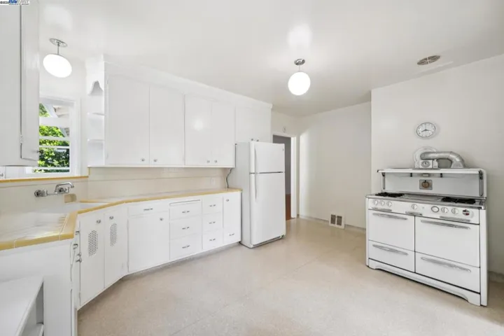 1658 Gouldin Rd, Oakland, California 94611
