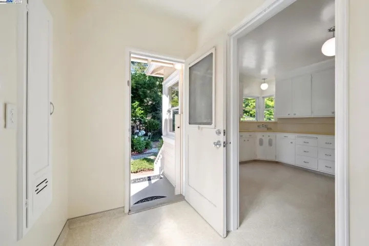 1658 Gouldin Rd, Oakland, California 94611