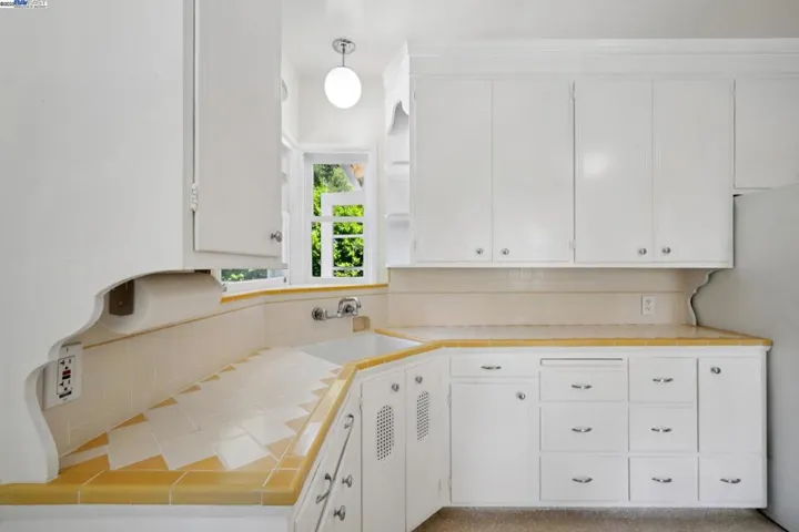 1658 Gouldin Rd, Oakland, California 94611