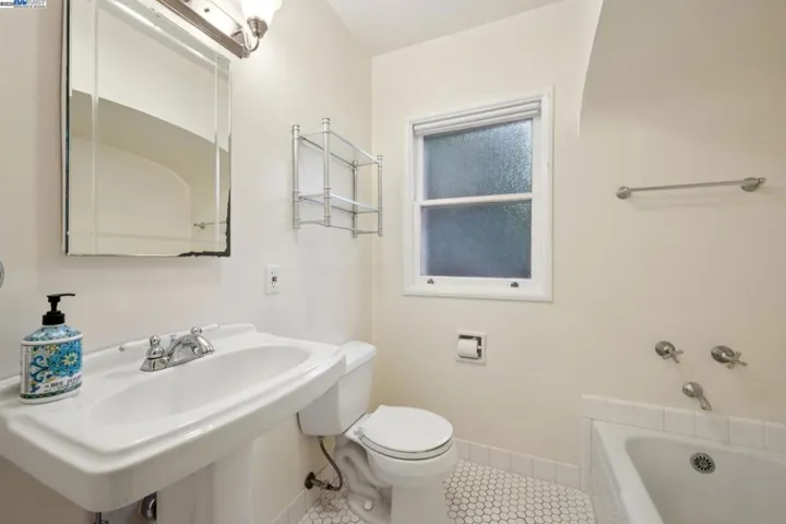 1658 Gouldin Rd, Oakland, California 94611
