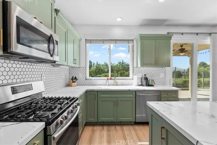 Lots of natural light in kitchen