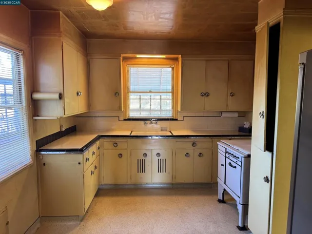 3001 Davis St, Oakland, California 94601