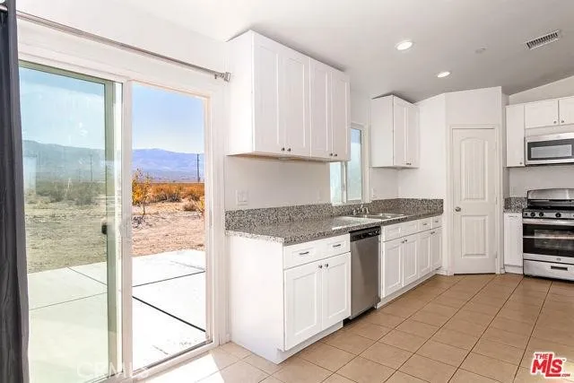 33393 El Dorado Drive, Lucerne Valley, California 92356 home-pic-4