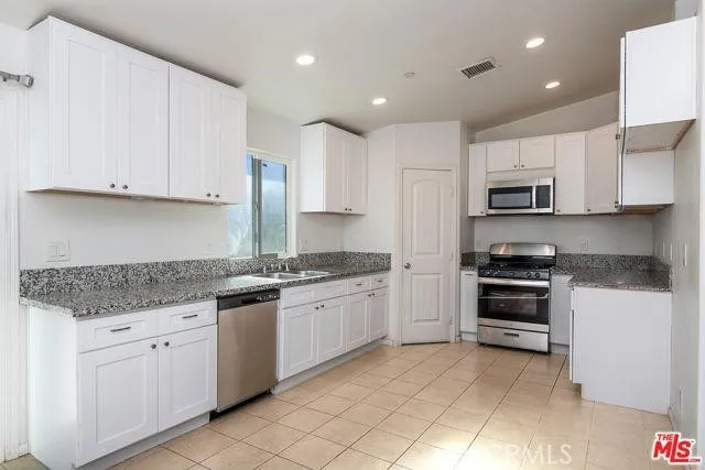 33393 El Dorado Drive, Lucerne Valley, California 92356 home-pic-9