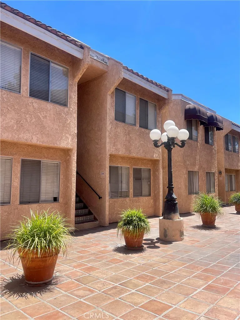 8020 Langdon Avenue 208, Van Nuys, California 91406 home-pic-1