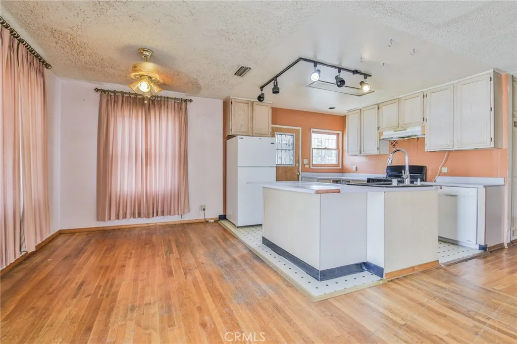 1208 S White Avenue, Compton, California 90221 home-pic-3