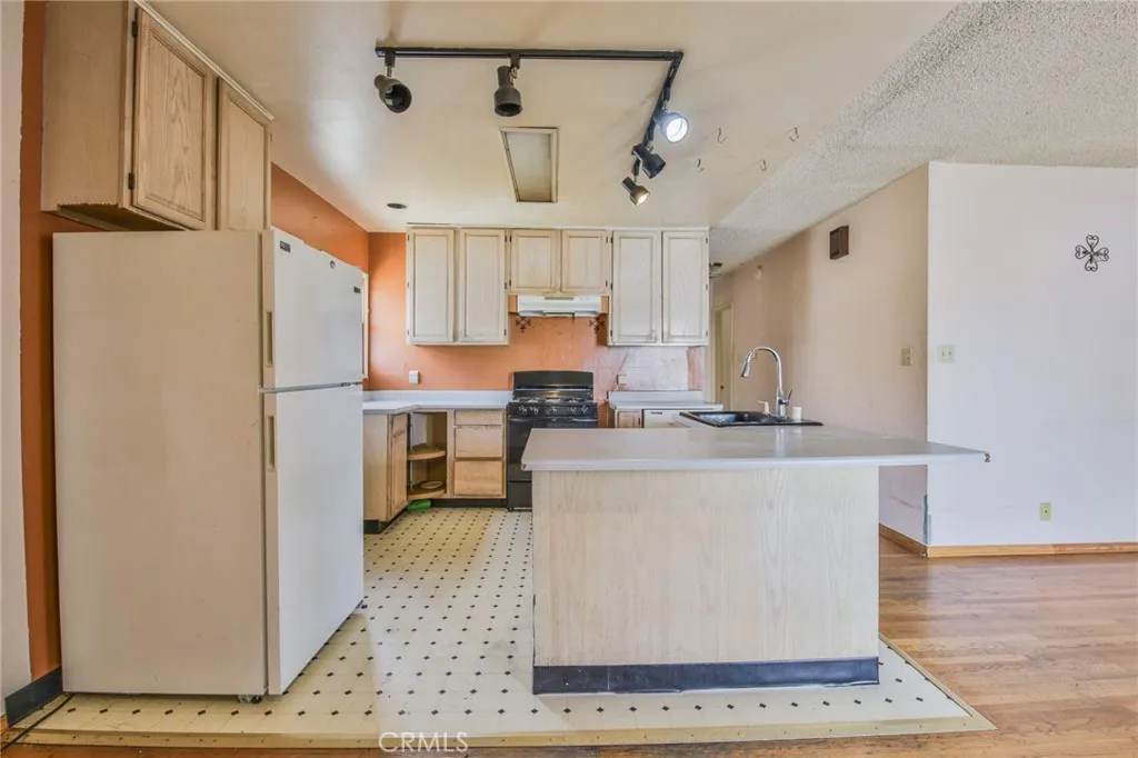 1208 S White Avenue, Compton, California 90221 home-pic-7