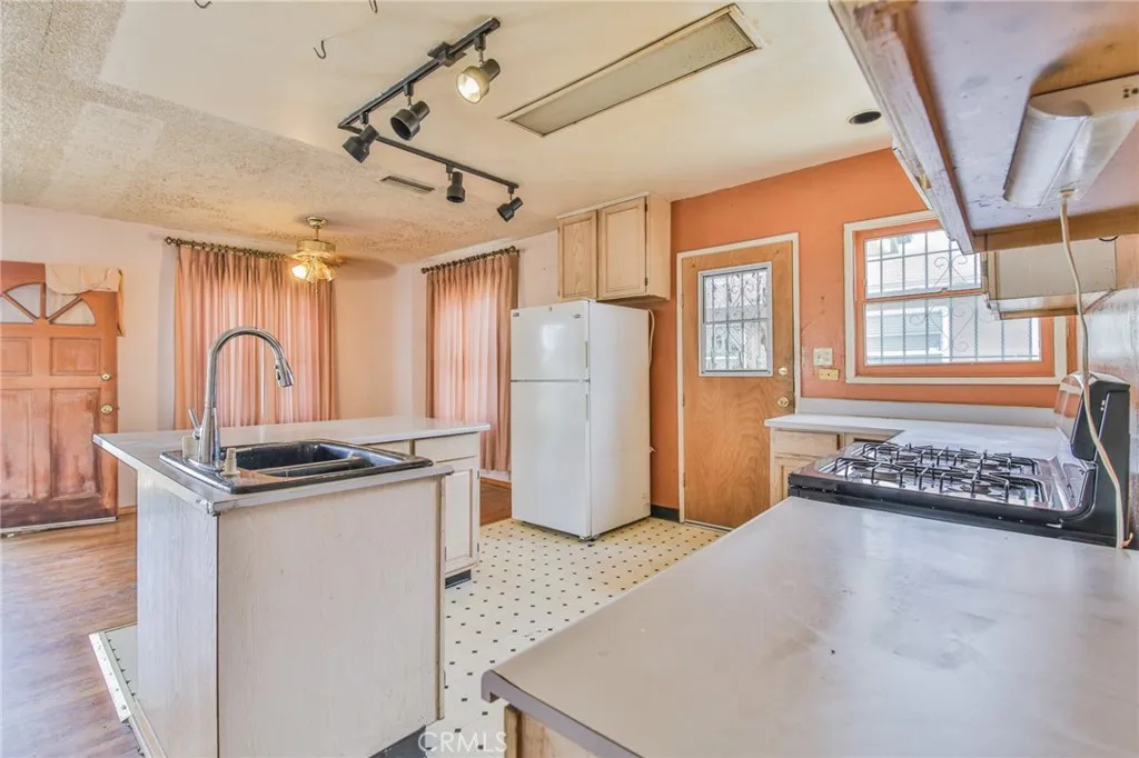 1208 S White Avenue, Compton, California 90221 home-pic-6